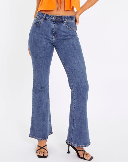 Low Rise Flared Jean in Wash Mid | Glassons