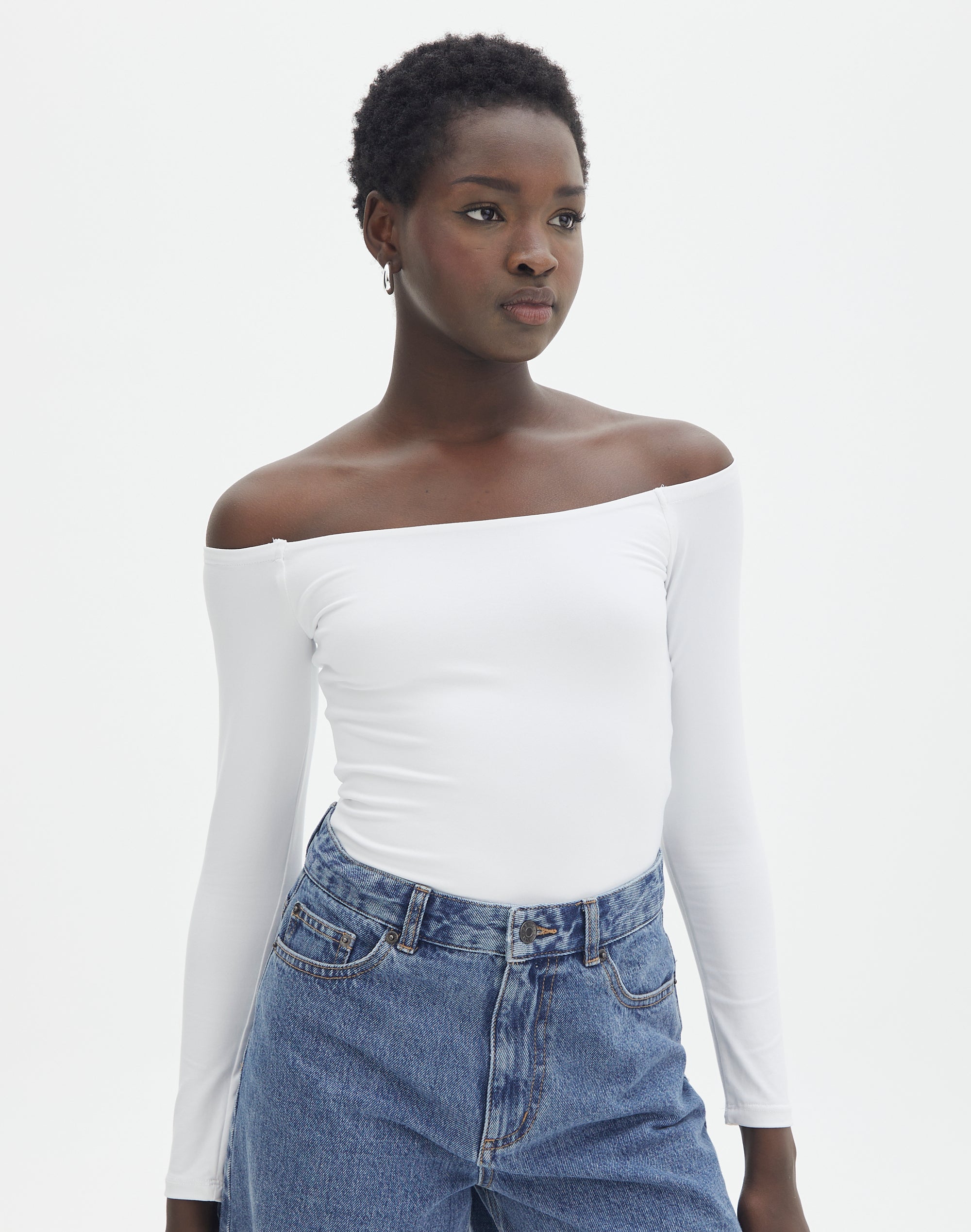 https://www.glassons.com/content/products/olive-off-the-shoulder-bodysuit-longsleeve-white-front-tb97721pch.jpg